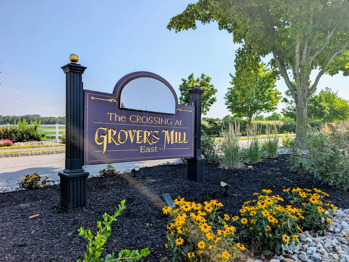 Grovers Mill East neighborhood entrance sign, Plainsboro, NJ