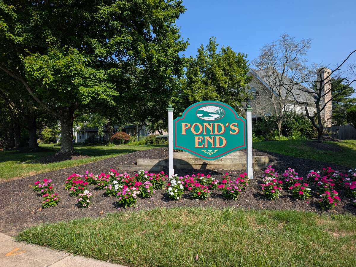 Ponds End neighborhood entrance sign, Plainsboro, NJ
