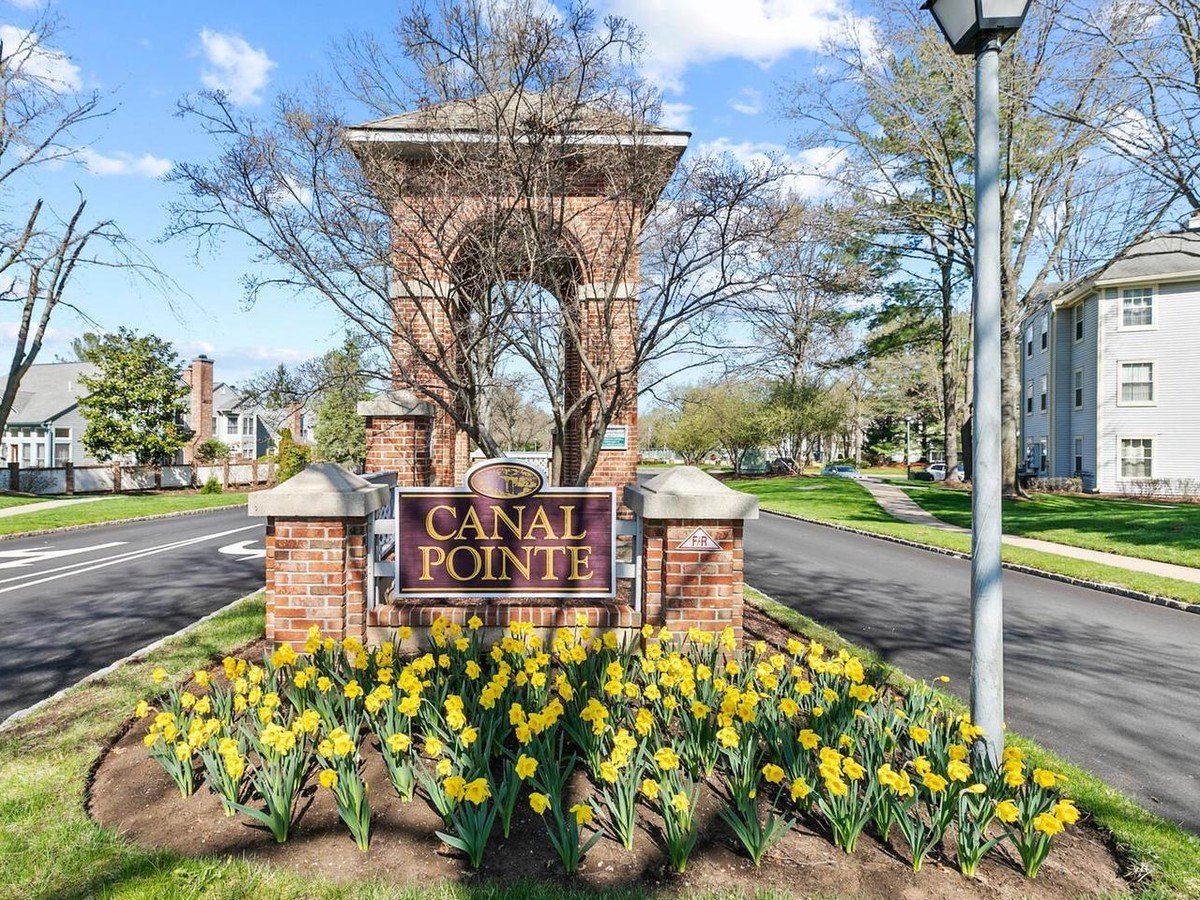 Canal Pointe neighborhood entrance sign, West Windsor, NJ