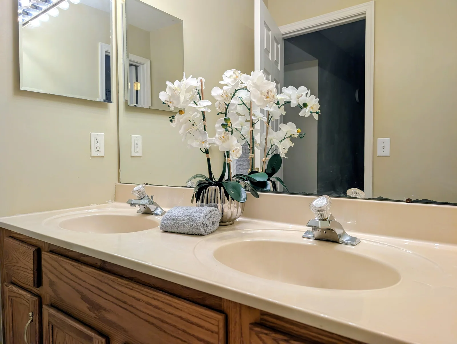 Double-Vanity Full Bath