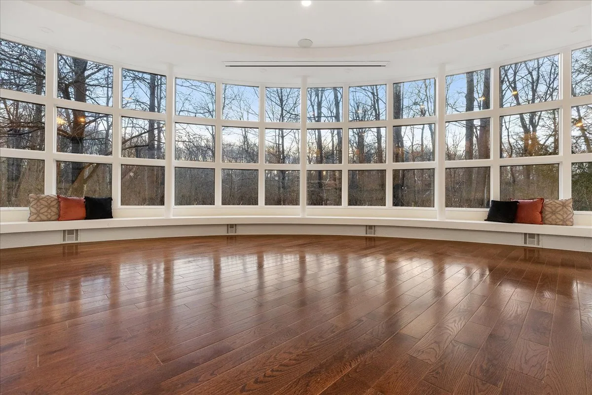 Curved Glass Great Room