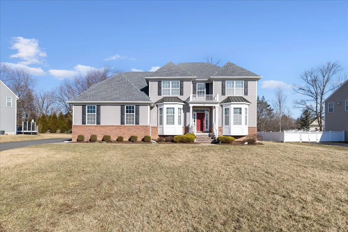 35 Brandon Rd W