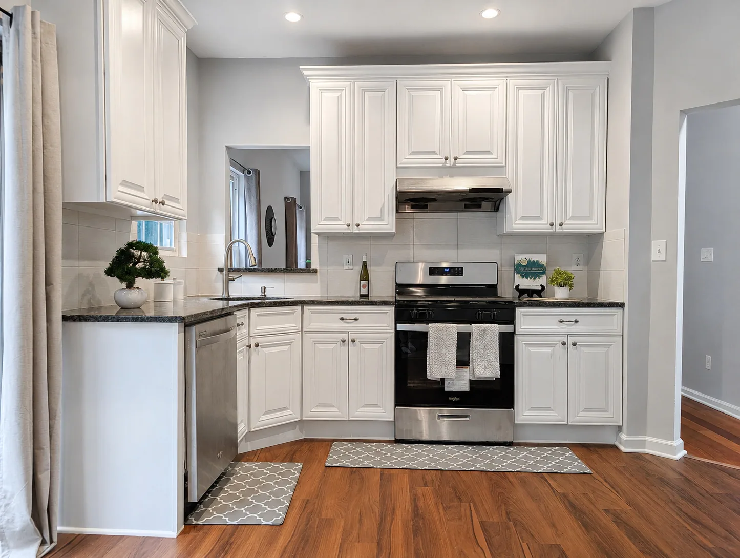 Eat-In Kitchen