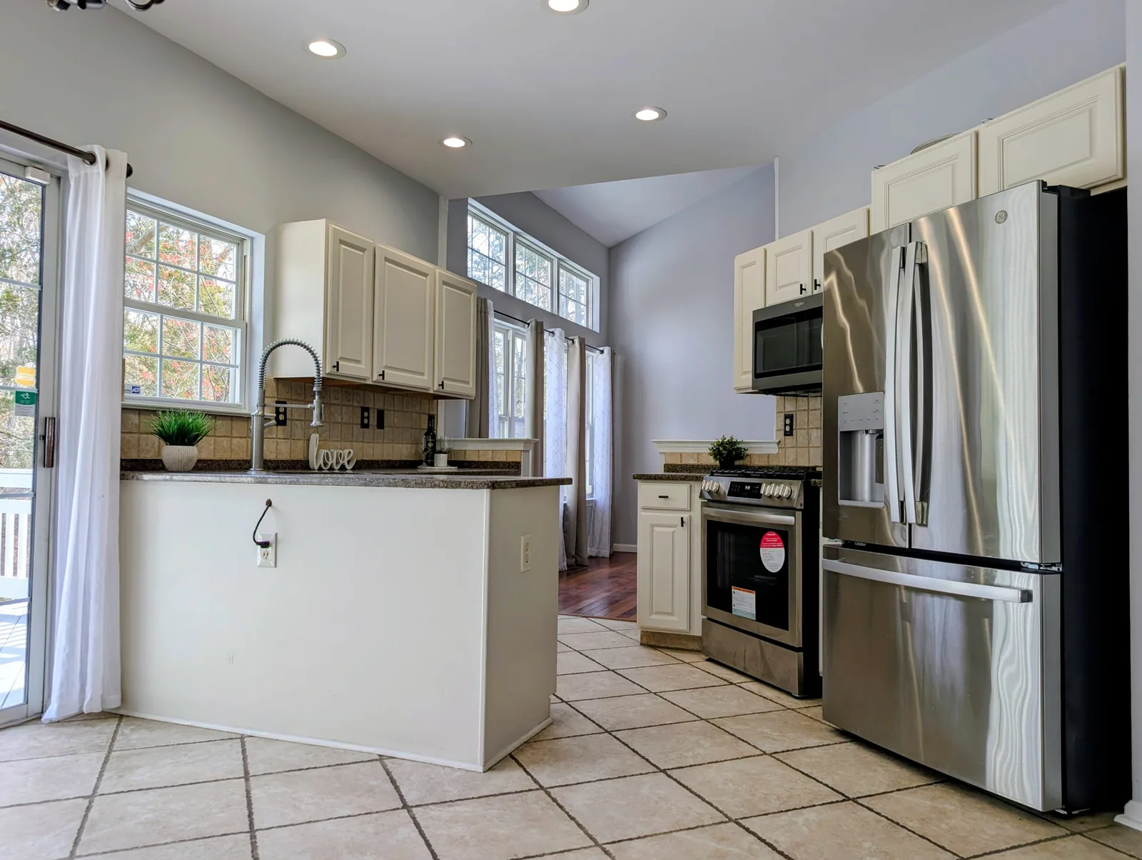 Eat-In Kitchen